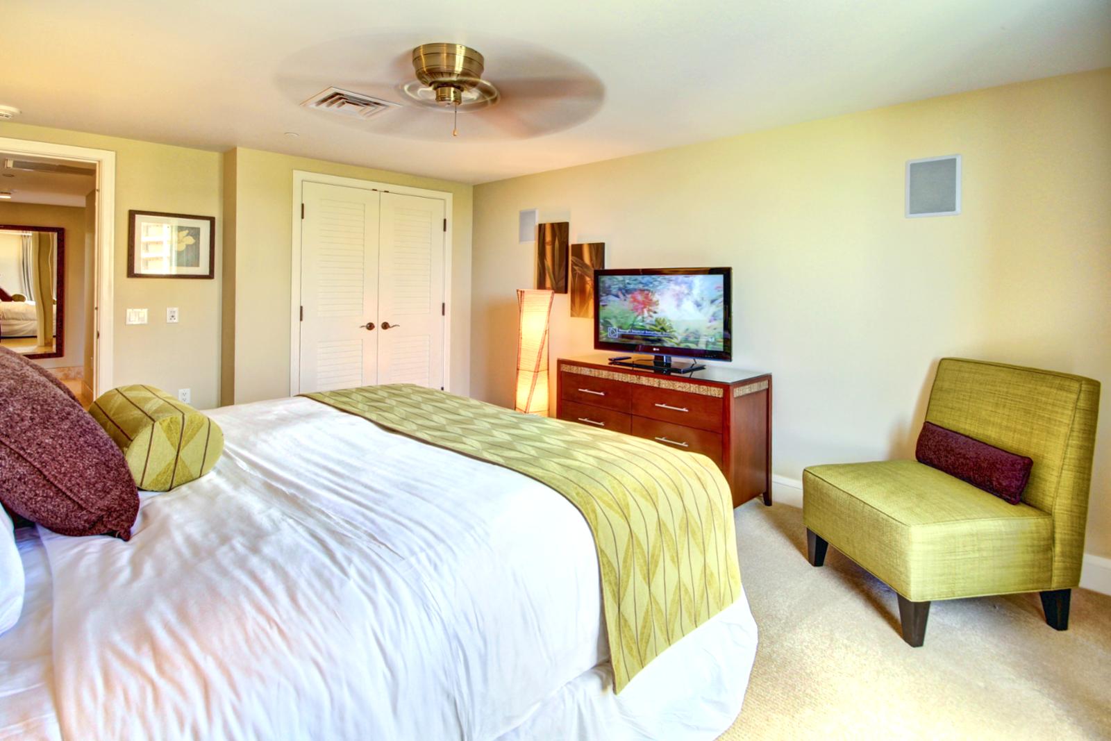 Looking arose the large king size bed you have a large flat screen TV to view. 