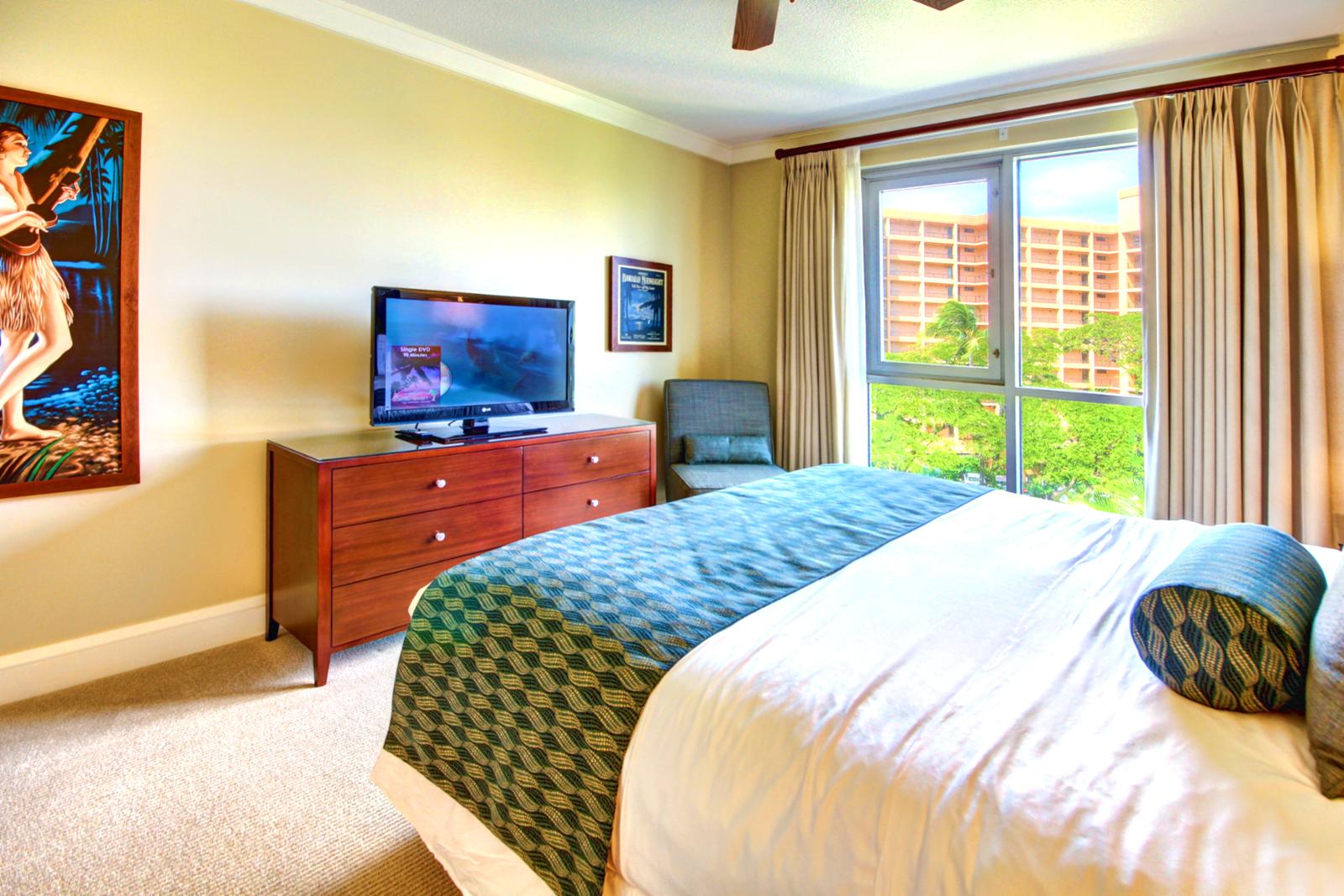 2nd Guest bedroom with large flatscreen TV. 