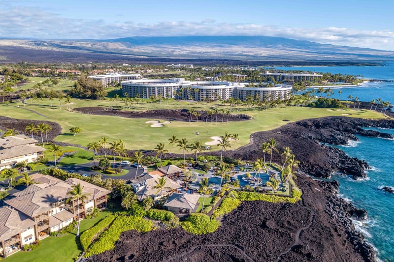 With ocean breezes flowing through the open-air lobby, Hali‘i Kai’s entrance offers a preview of the laid-back luxury ahead. Every detail whispers serenity.