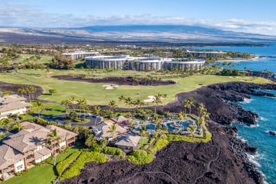 With ocean breezes flowing through the open-air lobby, Hali‘i Kai’s entrance offers a preview of the laid-back luxury ahead. Every detail whispers serenity.