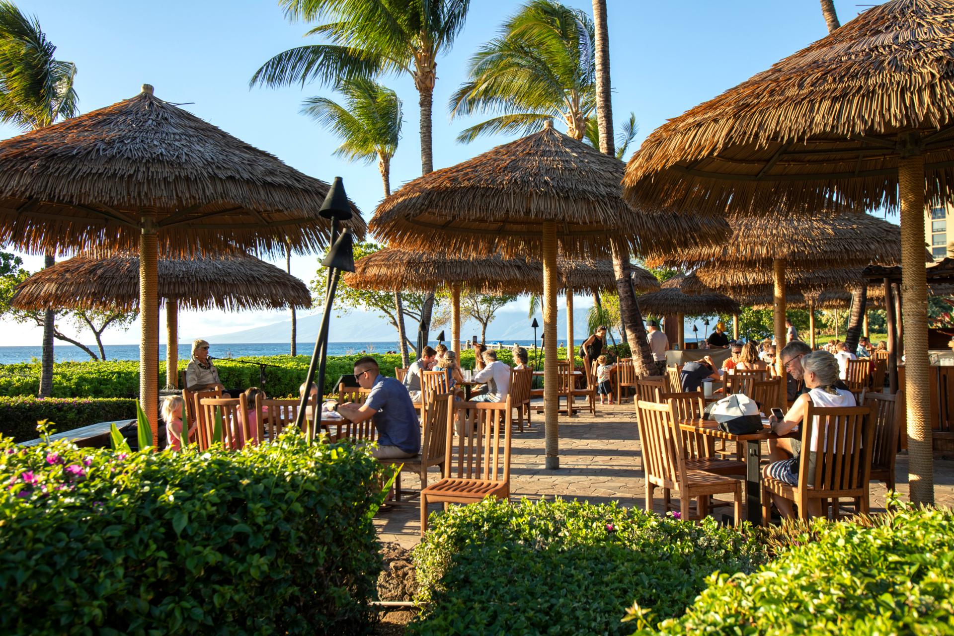 Relax in the stylish clubhouse lounge, a perfect spot for casual meetings or evening cocktails. Socialize in comfort and elegance.