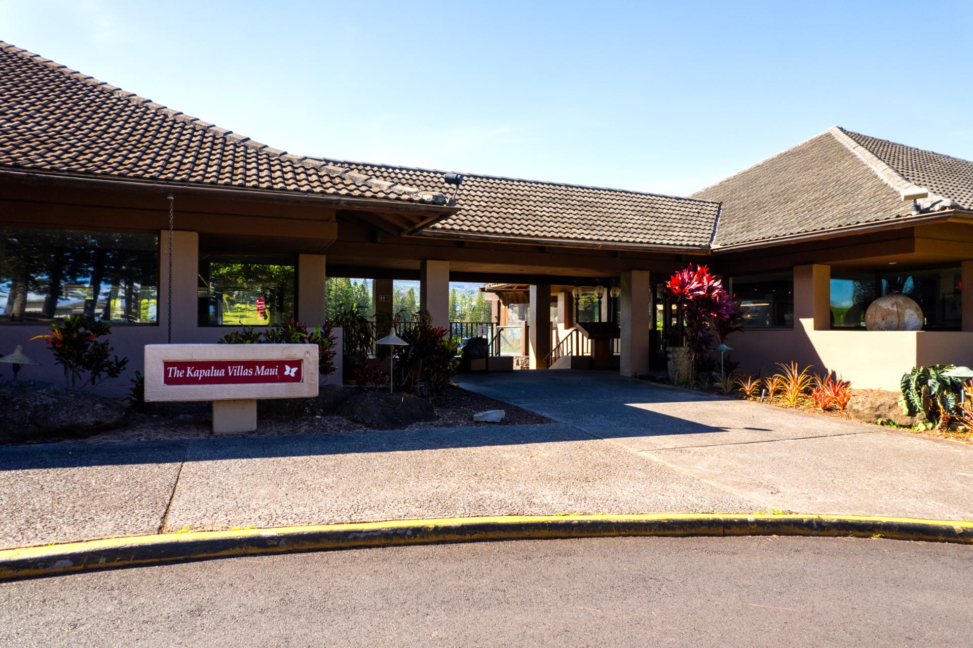 Walking through the entrance, you’re greeted by tropical warmth and island vibes. It sets the perfect tone for your stay at Kapalua Golf Villas.
