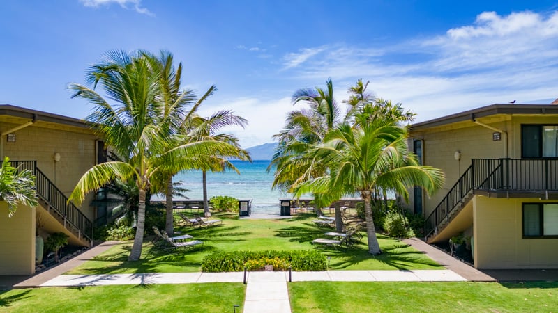 Relax in the shade of swaying palms by Maui Sands’ tranquil pool. It’s the ultimate spot to unwind and enjoy the soothing sounds of the ocean nearby.