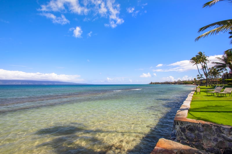 Papakea’s beachfront location means you’re just steps from the sand. Feel the warm grains between your toes as you stroll along the shore.