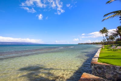 Papakea’s beachfront location means you’re just steps from the sand. Feel the warm grains between your toes as you stroll along the shore.