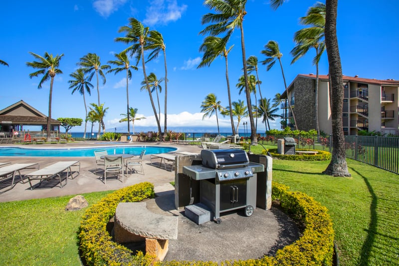 Gather around the BBQ grills with friends and family after a day on the beach. Papakea’s outdoor amenities make every meal a celebration.