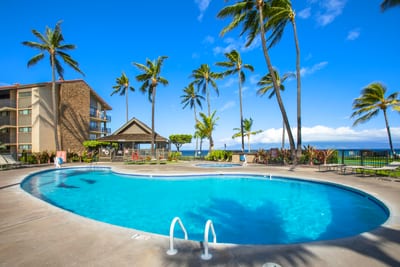 Dive into one of Papakea’s sparkling pools surrounded by swaying palms. It’s the ultimate way to cool off after a sunny beach day.