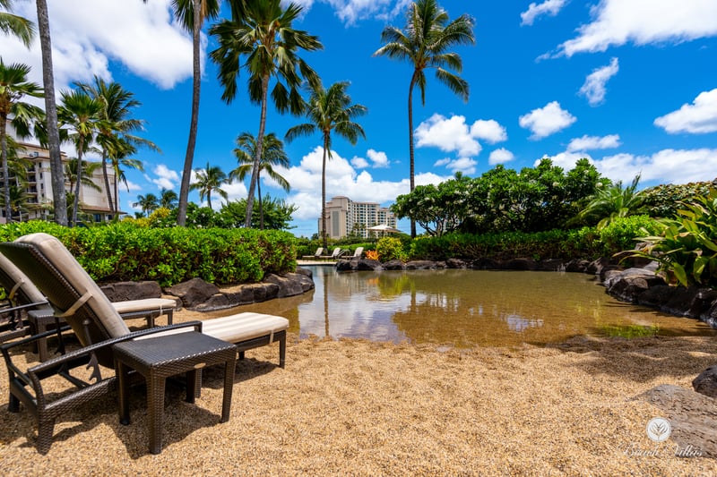Lounge poolside with a tropical drink in hand and let your worries melt away. The pool at Ko Olina is the perfect blend of comfort and style.