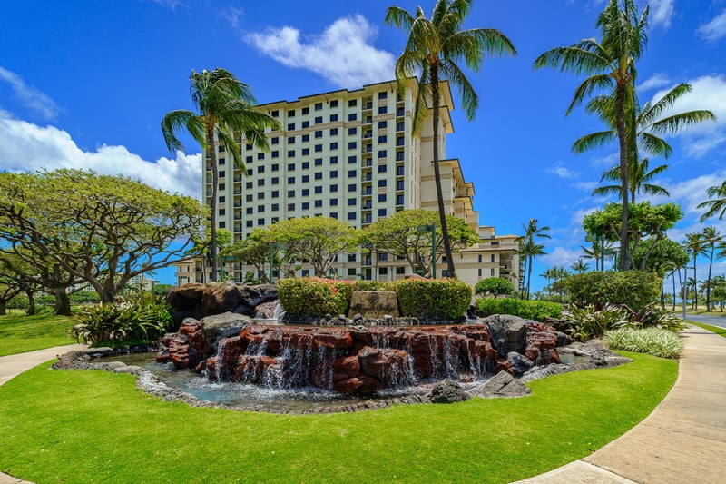 Take in the tropical beauty as you stroll through landscaped paths and serene courtyards. Ko Olina’s outdoor features invite you to relax and explore.