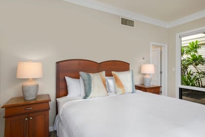 Soft sheets, sunshine, and a peek at paradise—this guestroom is your perfect little island hideaway KBV-31G4