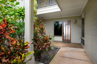 Lush, low-key, and effortlessly cool—this entrance has just the right amount of “vacay starts here” energy KBV-31G4