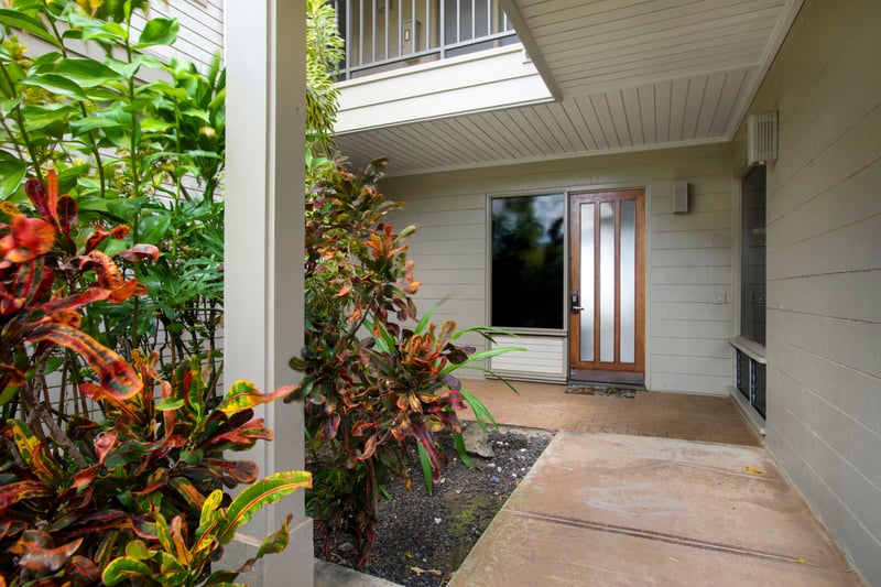 Lush, low-key, and effortlessly cool—this entrance has just the right amount of “vacay starts here” energy