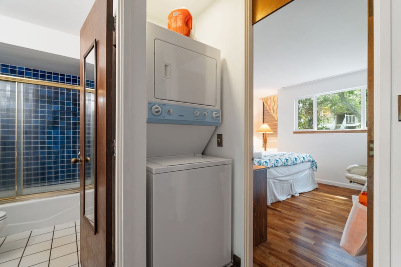 Beach days, muddy hikes, or wine spills—don’t worry, the washer-dryer’s got your back (and your socks) KUL-E113