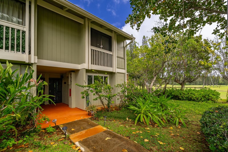 Step into your own storybook setting—this peaceful island retreat is straight out of a dreamy Hawaiian postcard KUL-E113