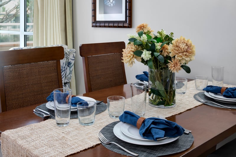 Elegant table setting with navy napkins and fresh floral centerpiece. HKK-220