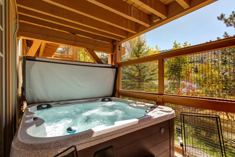 Soak in your private hot tub with treetop views. Perfect after hiking trails or fresh powder days. TPC-102C