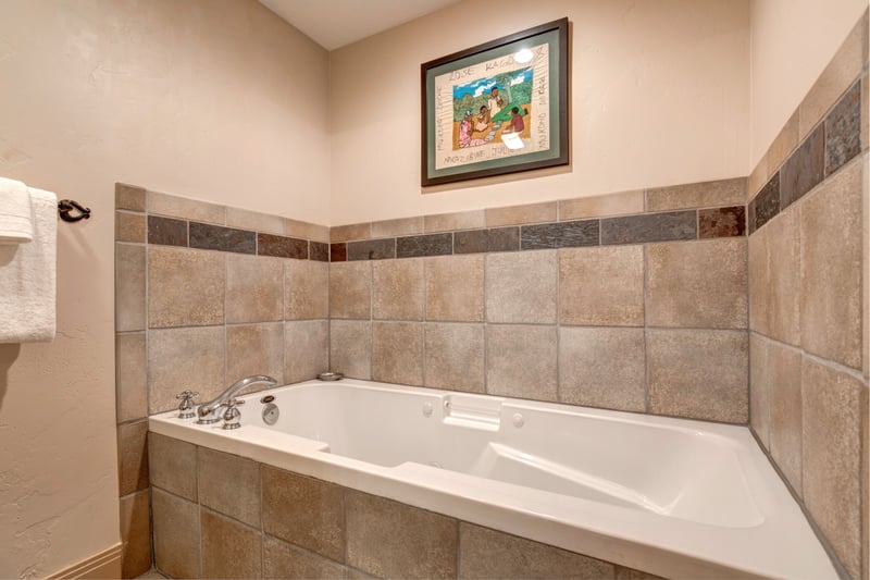 Unwind in your deep soaking tub with tiled surround. Perfect for après-ski relaxation or a quiet evening in.