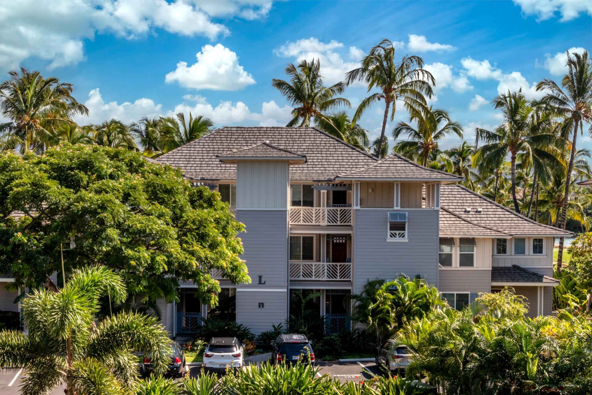 FVW-L32 is located in a quiet building surrounded by palms, just minutes from shops and the beach.