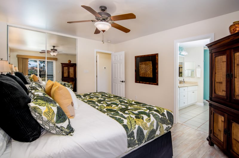 Roomy and relaxing with ceiling fan comfort and rich wood tones WCV-305