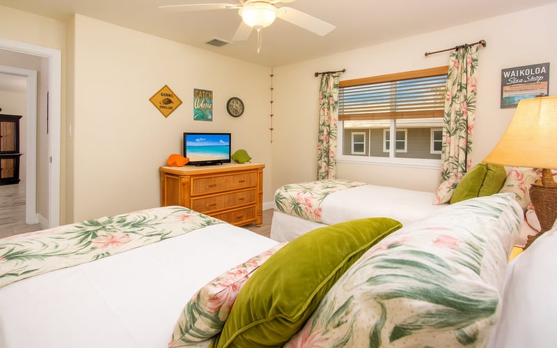 Colorful and cheerful twin bedroom with tropical flair WCV-305