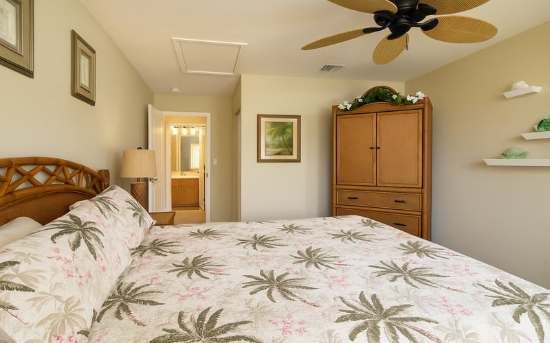 Tranquil bedroom with tropical touches and natural light for a peaceful night’s rest