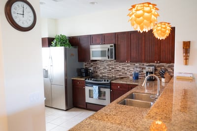 The fully equipped kitchen makes it easy to prepare everything from quick breakfasts to family dinners FVW-L21