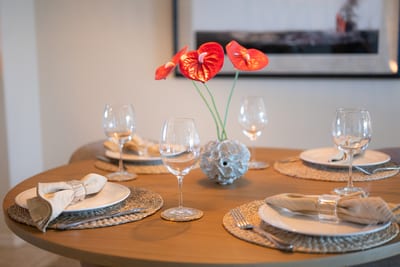 The dining table offers plenty of room for meals and conversation FVW-L21