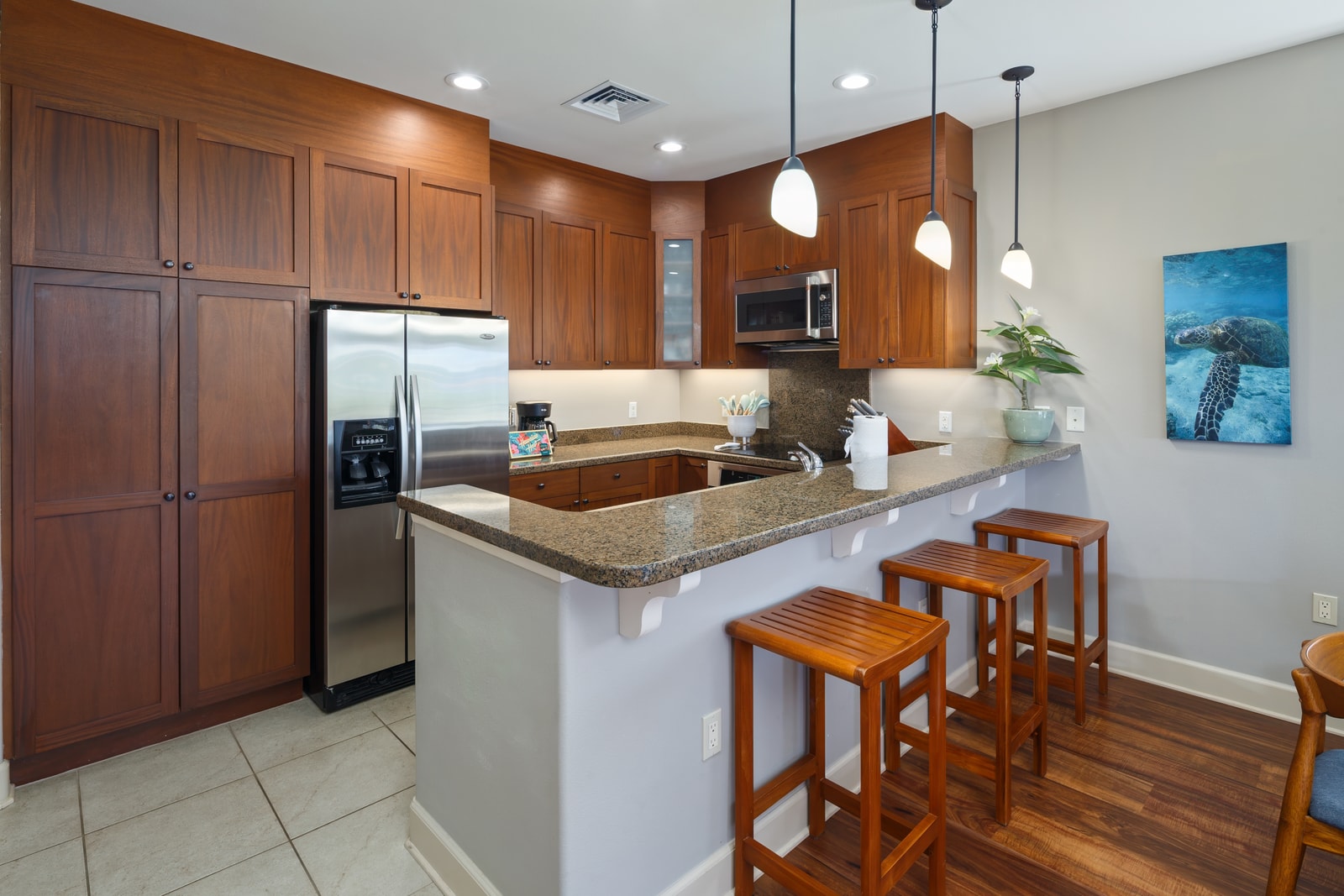 Cook with ease in a fully equipped kitchen and enjoy the coffee at the breakfast bar