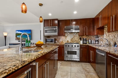 A sleek kitchen built for cooking, unwinding, or a quick beach snack
HKH-204