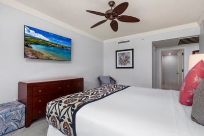 Simple, elegant, and filled with calm -- this room makes sleep come easy
HKH-204