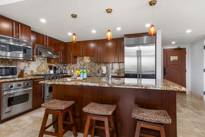 Your modern kitchen with stainless steel appliances is fully equipped to help you bring your favorite creations to life - or ask our concierge team about our private chef options!
HKH-204