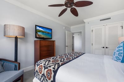 Comfortable guest bedroom with ceiling fan and tasteful decor
HKH-204