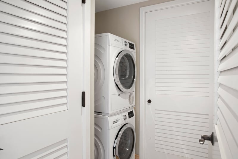 Convenient in-suite washer and dryer for effortless vacation living HKH-211