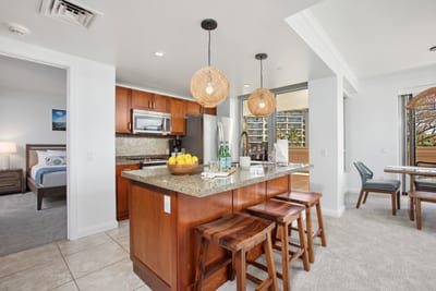 Coastal kitchen charm with natural light and island comfort HKH-236
