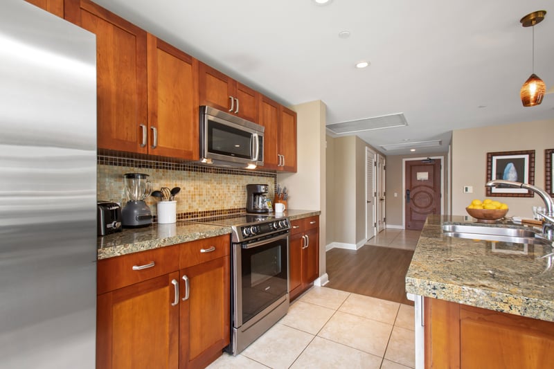 From casual breakfasts to festive evenings, this island kitchen blends island ease with everyday function