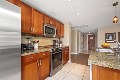 From casual breakfasts to festive evenings, this island kitchen blends island ease with everyday function