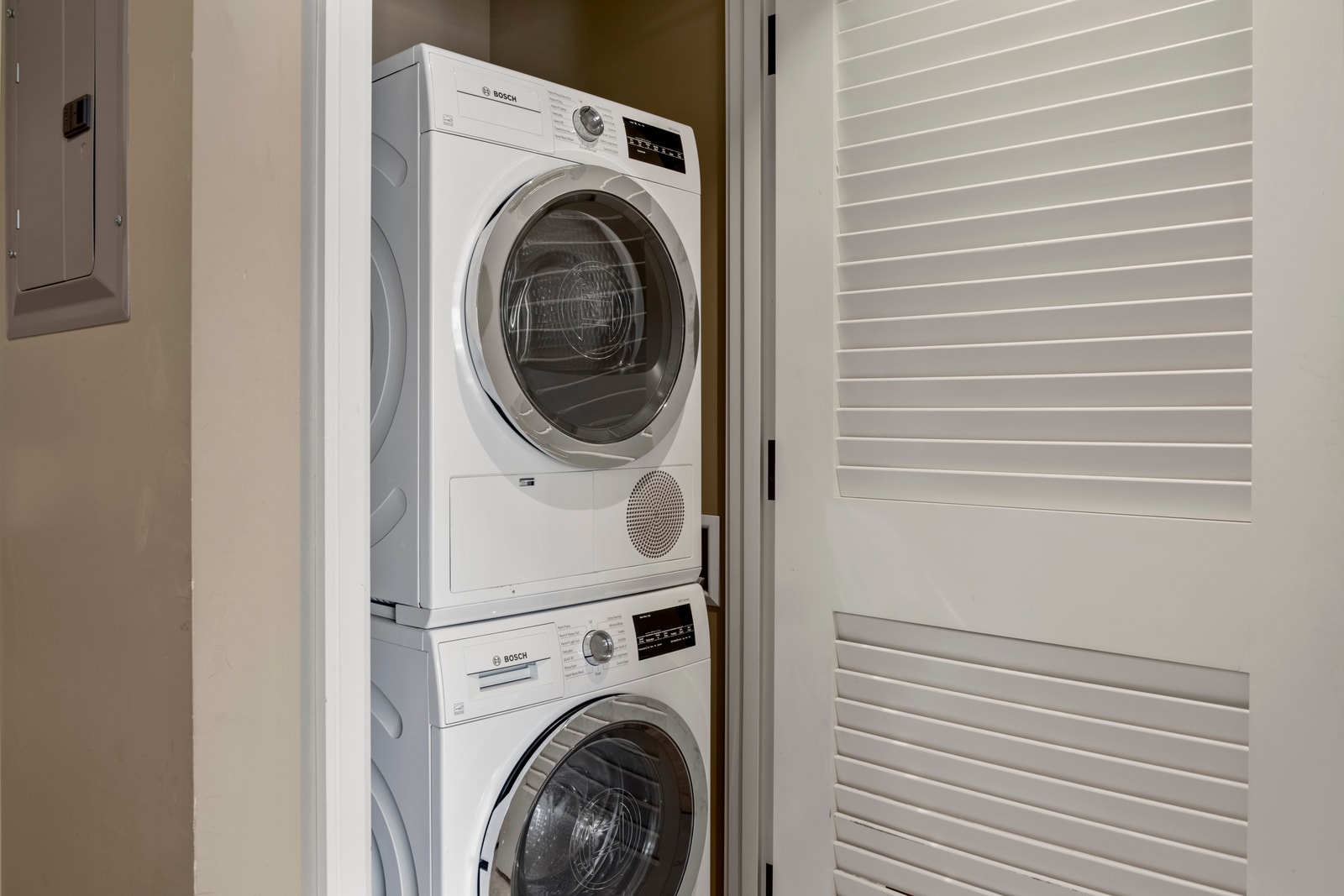 Full-sized washer and dryer for ultimate vacation convenience HKH-412