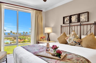 A comfy retreat with tropical textures and welcoming touches