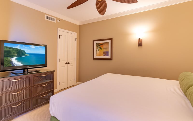 Tropical Tranquility: Unwind in the spacious bedroom featuring a cozy bed and calming decor