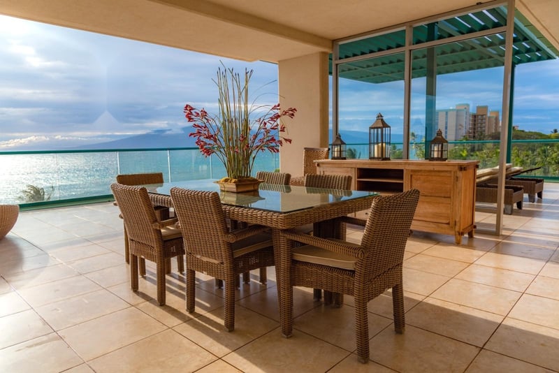 Dine under open skies with an ocean backdrop and the soundtrack of waves

