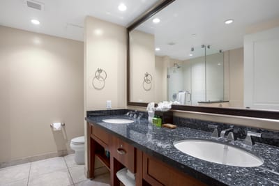 Sleek surfaces and plenty of space make the perfect refresh zone HKH-520