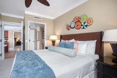 Bright and spacious master bed for restful nights HKH-520