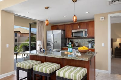 Whether it's morning coffee or evening cocktails, theres no shortage of prep space here HKH-520