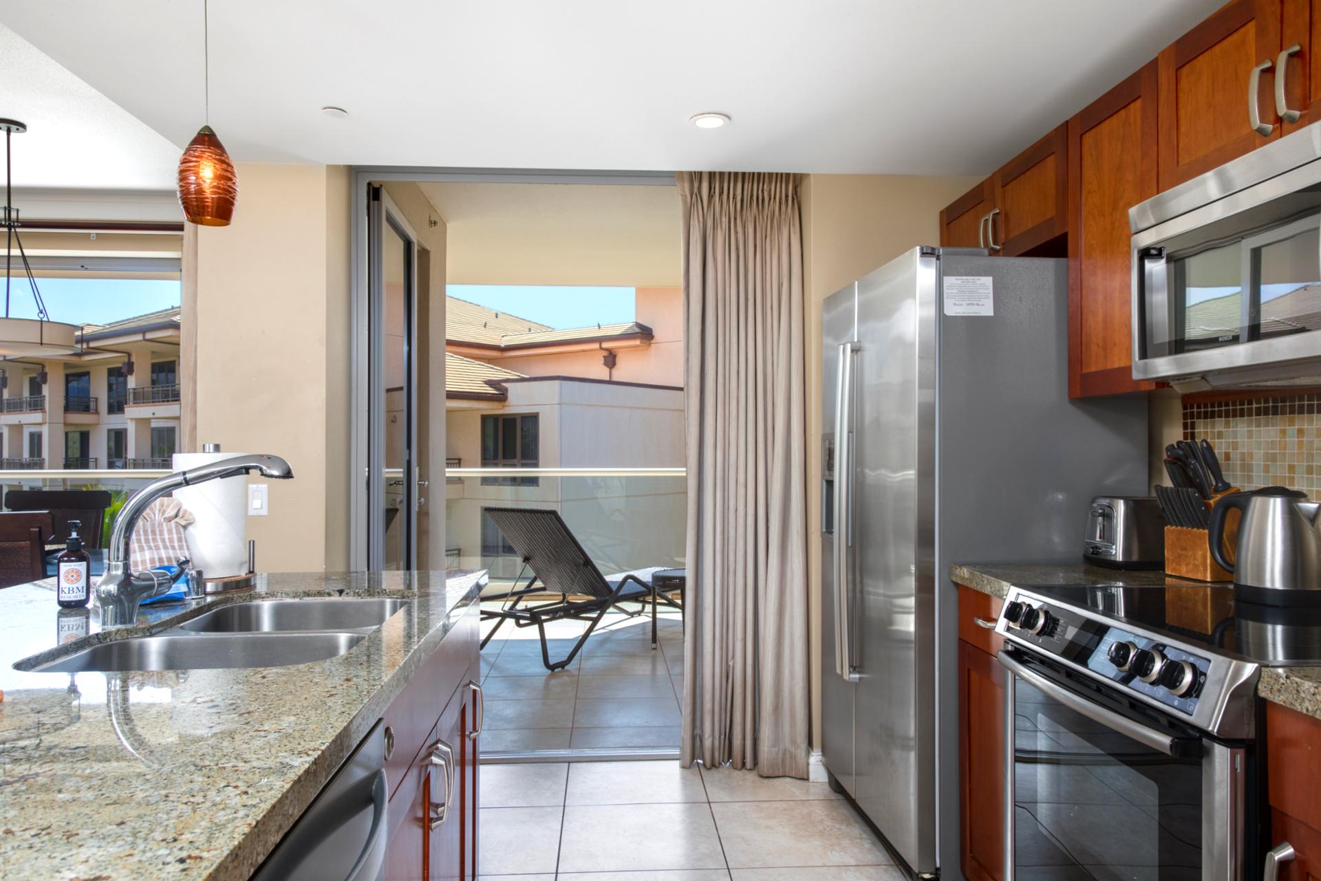 Indoor-outdoor living for warm tropical breezes while you whip up your favorite meal 