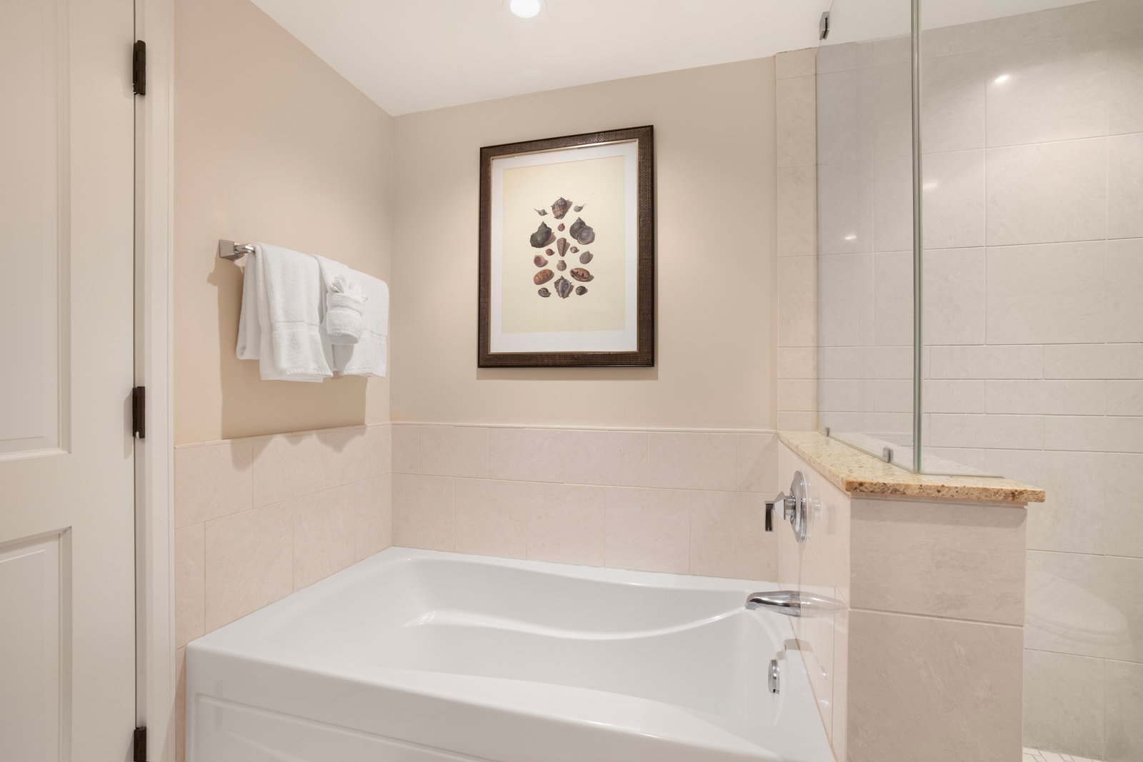 Relax and unwind in a deep soaking tub, perfect for a peaceful end to your day in paradise HKH-537