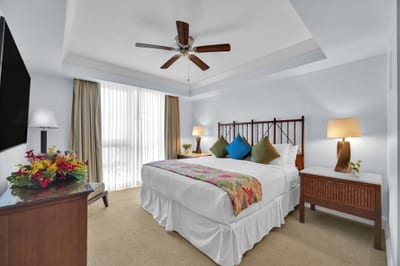 Second guest suite with king bed and ensuite bath. HKH-550