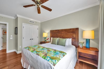 Guest bedroom with tropical accents and ample space HKK-349