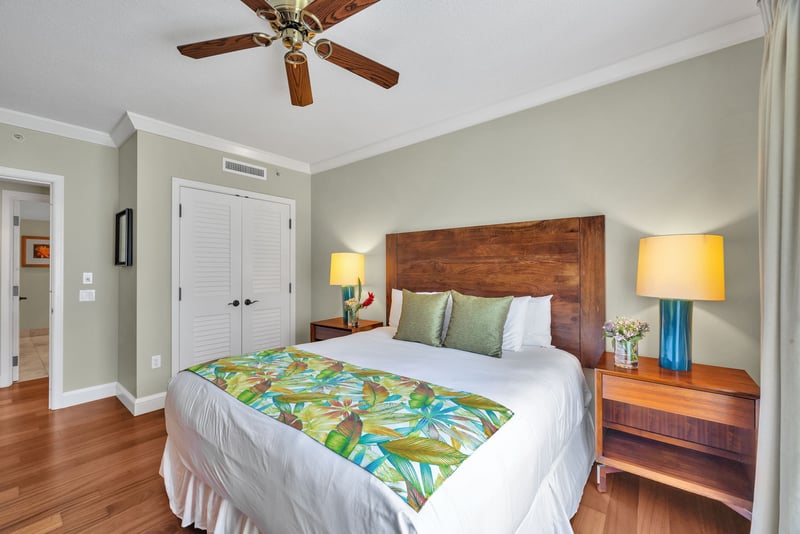 Guest bedroom with tropical accents and ample space