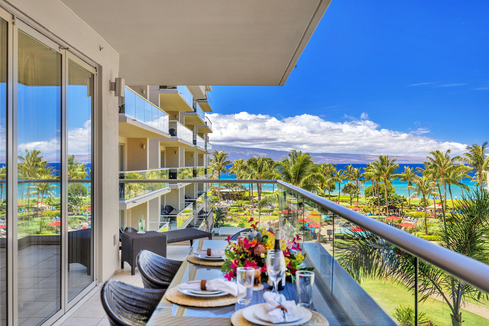 Outdoor dining with gorgeous island scenery
