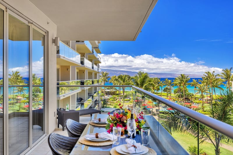 Outdoor dining with gorgeous island scenery
